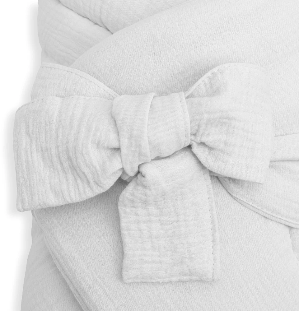 Muslino raišteliais surišamas švarkelis New Baby baltas