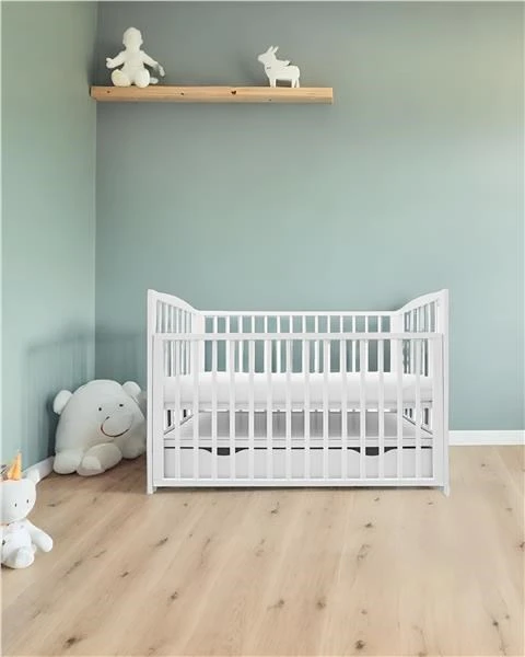 New Baby LILLY balta lovelė su stalčiumi ir šonine sienele