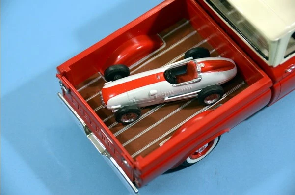 Plastikiniai sportinių automobilių modeliai Le Sabre ir Indy Racer