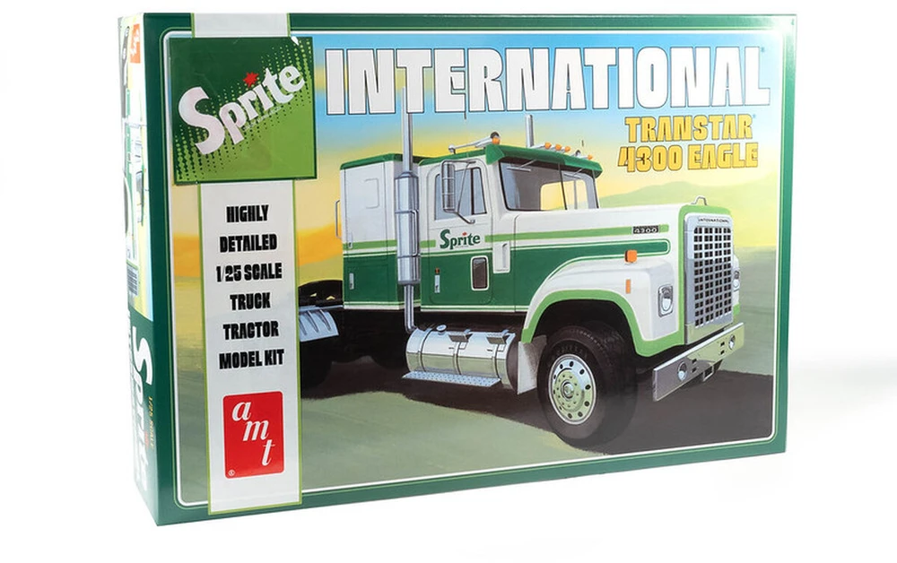 Plastikinis modelis sunkvežimio International Transtar 4300 Eagle 1:25
