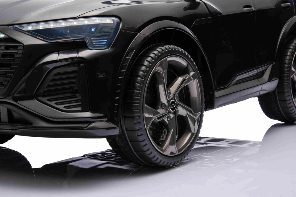 RAMIZ Elektromobilis Audi SQ8 juodas su LED žibintais