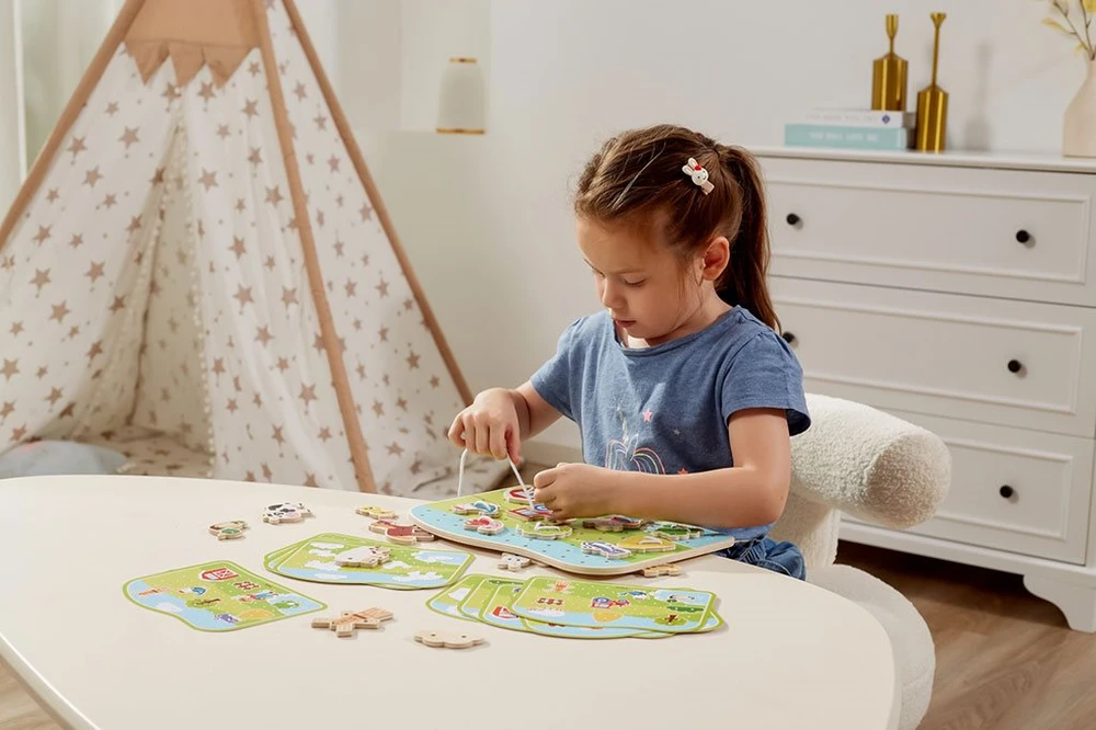 „Viga“ mediniai žibintų tarpininkai gyvūnai Montessori ūkyje
