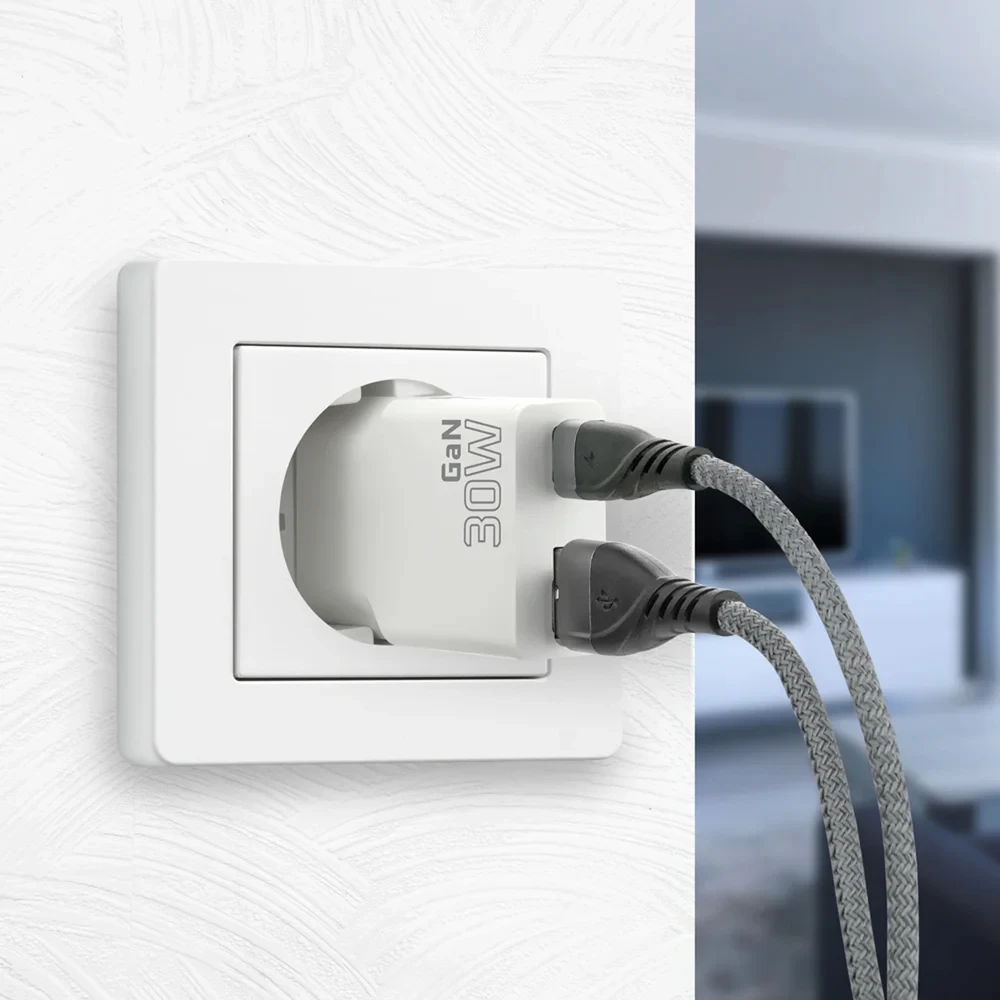 „everactive“ įkroviklis: 1 x USB, 1 x USB-C greito įkrovimo 3.0 30 W itin plonas baltas