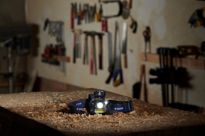 Varta WORK FLEX MOTION SENSOR H20 Ant galvos tvirtinamas žibintuvėlis Juoda, Mėlyna LED