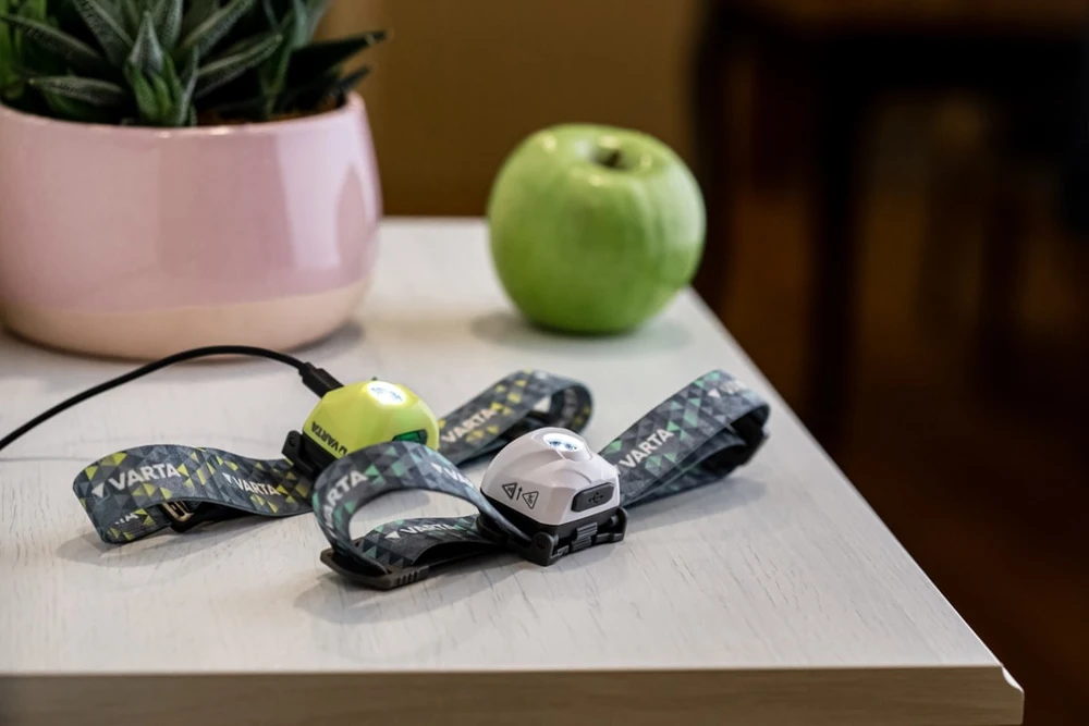 Varta ULTRALIGHT H30R Ant galvos tvirtinamas žibintuvėlis Balta LED