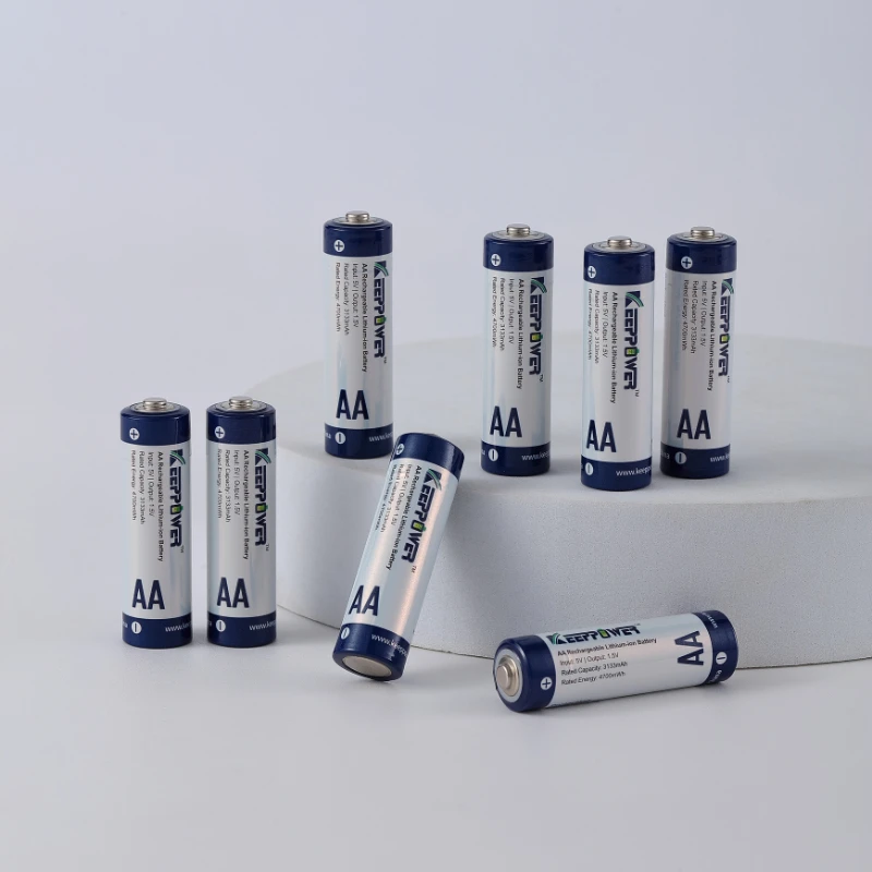 Keeppower 8 x 1,5V 3133mAh 4700mWh AA įkraunamų elementų ir i8 įkroviklio komplektas