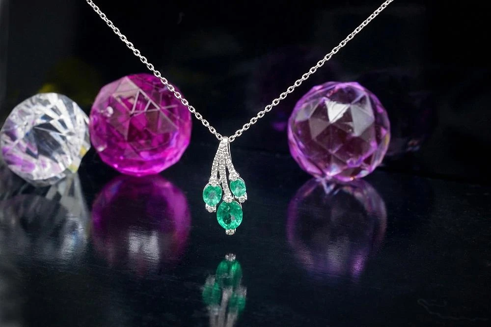 Diamond Sky Jewelry Auksinis pakabukas su deimantais ir smaragdais „Emerald Vine“