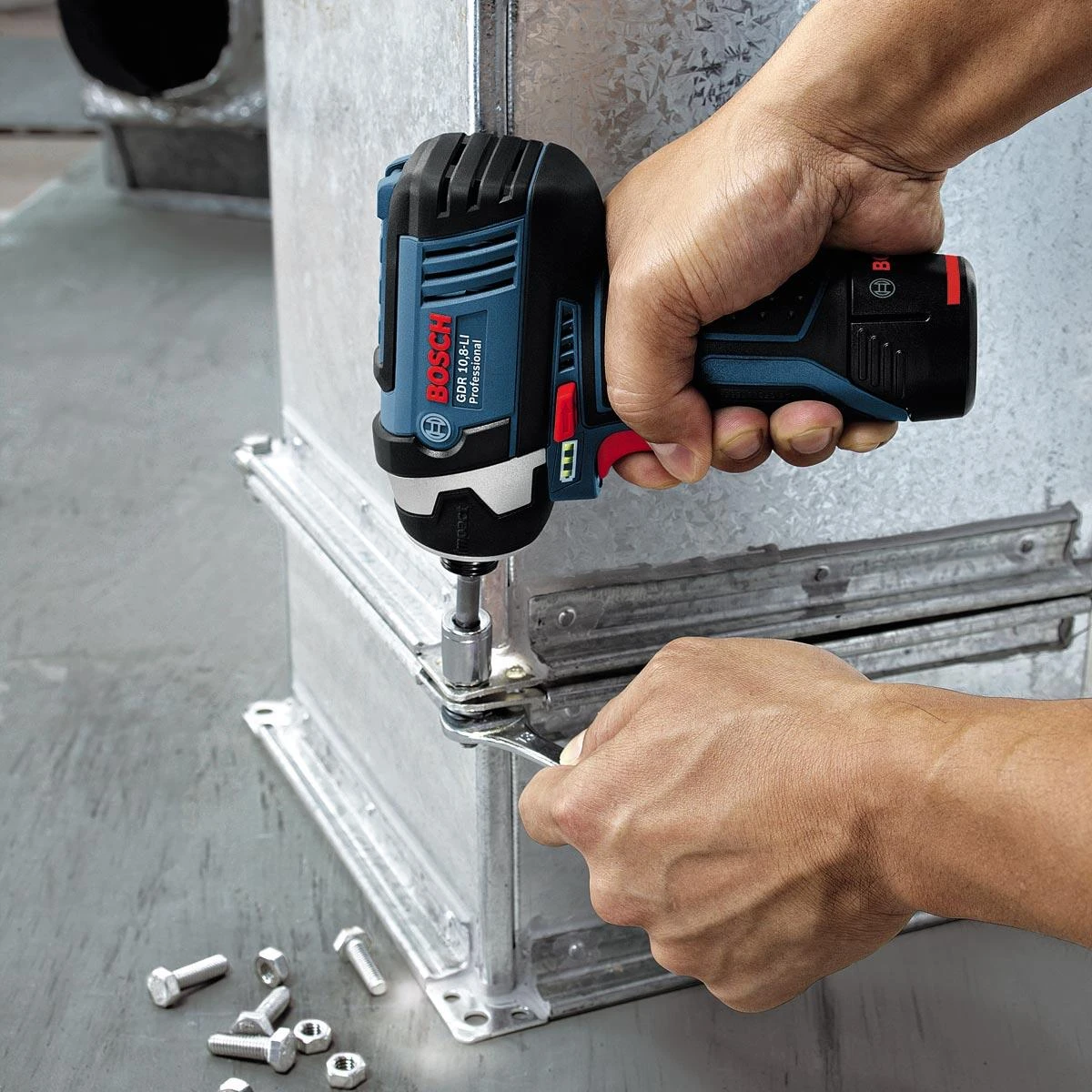 Bosch akumuliatorinis suktuvas dirbant su metalo konstrukcijomis