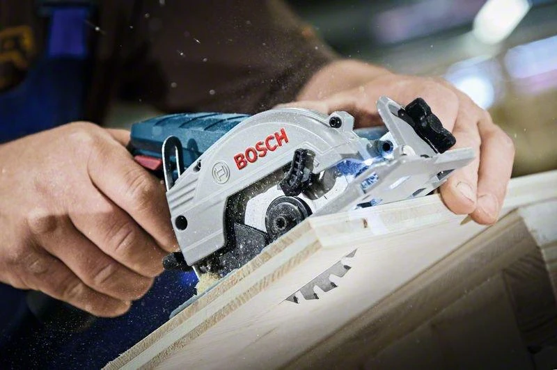 Bosch GKS 12V-26 atliekamas pjovimo darbas