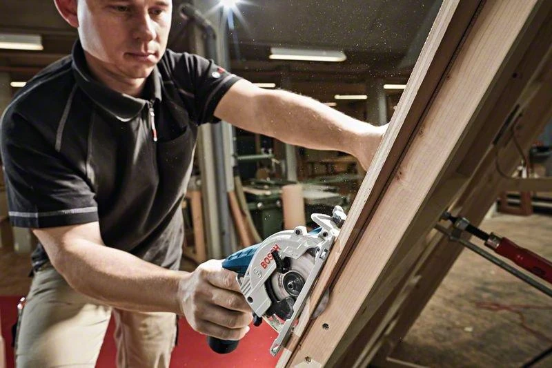 Bosch GKS 12V-26 pjūklas pjaunant medieną