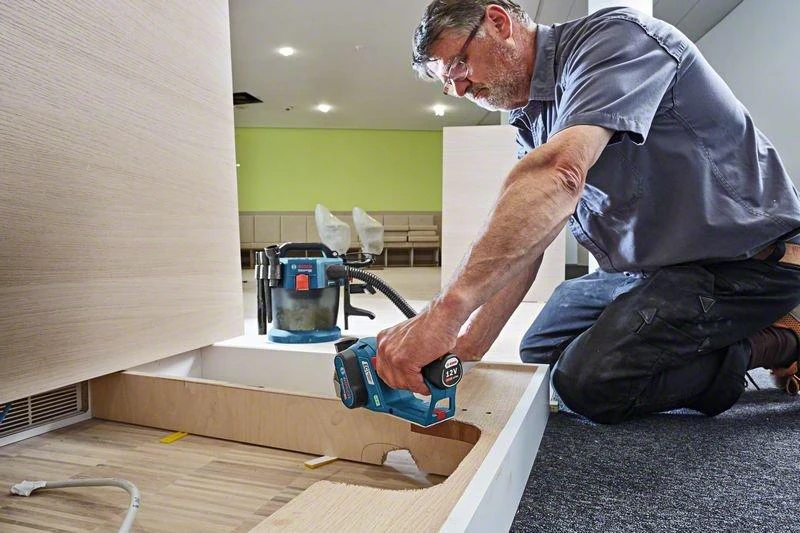Bosch GHO 12V-20 obliavimo procese su dulkių nusiurbimu