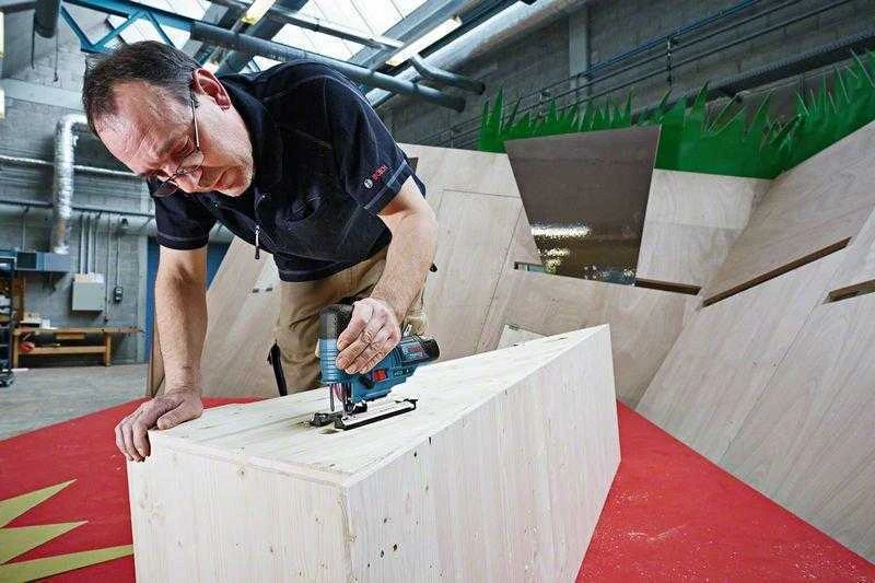 Bosch Akumuliatorinis siaurapjūklis GST 12V-70, be akumuliatoriaus ir kroviklio