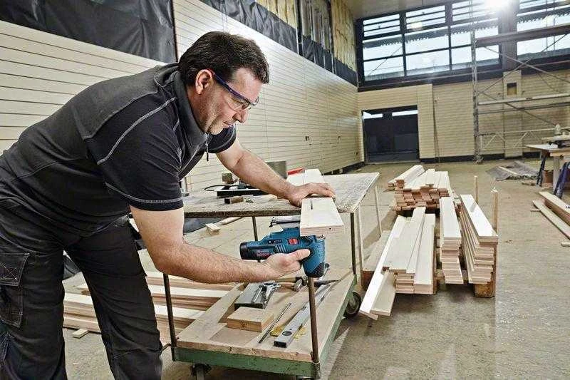 Bosch akumuliatorinis siaurapjūklis darbo procese