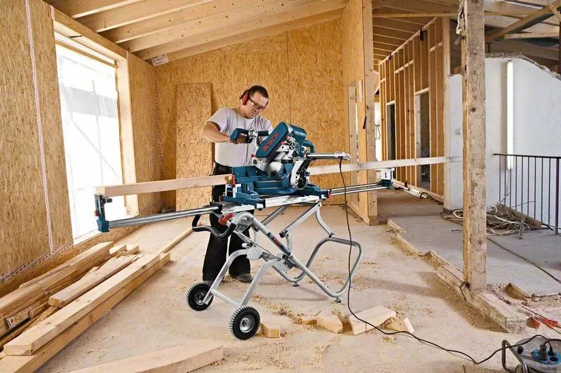 Bosch GTA 2500 W vežimėlis su pjūklu darbo procese