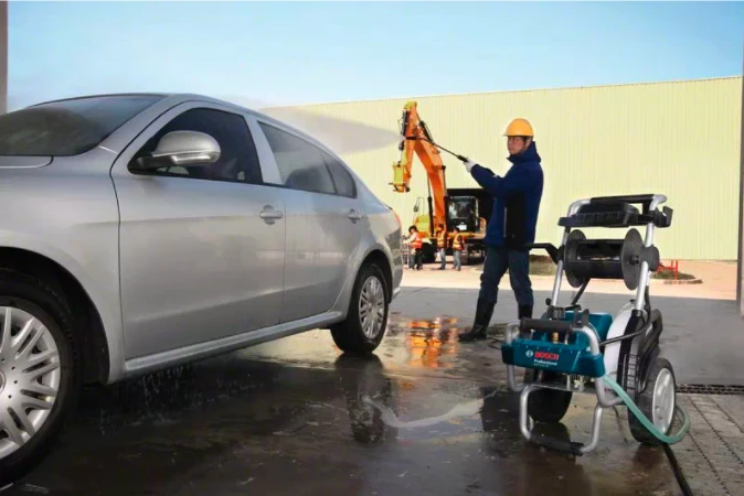 Bosch GHP 8-15 XD naudojamas automobilio plovimui