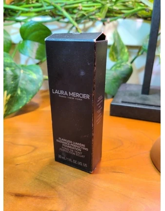 Laura Mercier FLAWLESS LUMIÈRE RADIANCE PERFECTING FOUNDATION