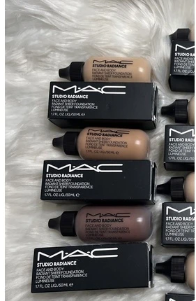 Švytėjimo efektą suteikiantis makiažo pagrindas MAC Studio Radiance 50 ml, Spalva: W5