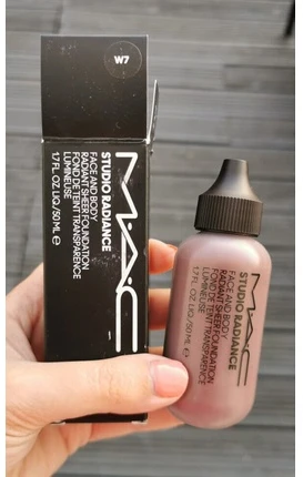 Švytėjimo efektą suteikiantis makiažo pagrindas MAC Studio Radiance 50 ml, Spalva: W7