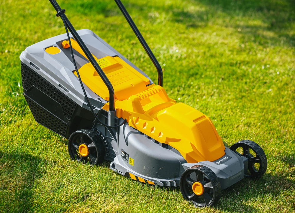 Powermat Elektrinė vejapjovė, 2200W, 32cm pjovimo plotis, lengva, 30L surinkimo dėžė, mažiems sodams