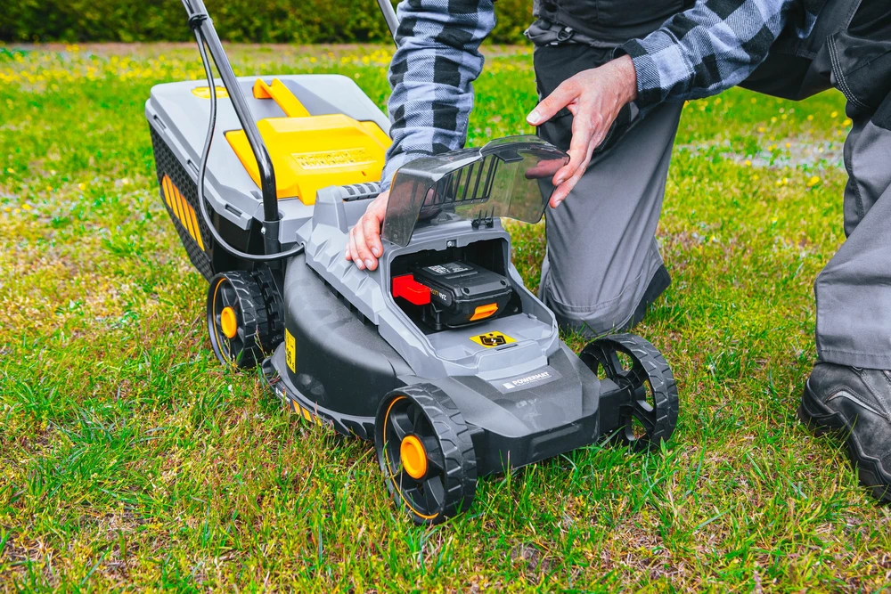Powermat Akumuliatorinė vejapjovė, 20 V, 320 mm pjovimo plotis, su 2x 4 Ah akumuliatoriais, sodo priežiūrai, lengva naudoti