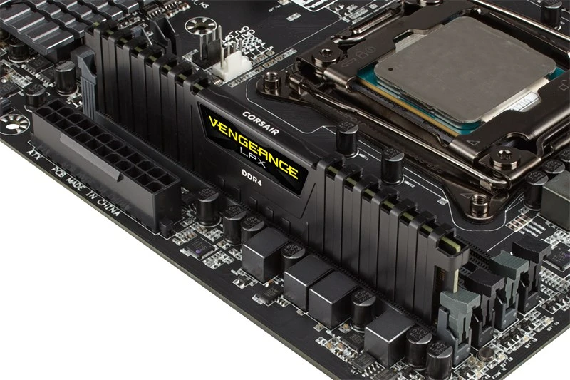 RAM DDR4 32GB PC 2666 CL16 CORSAIR KIT (4x8GB) Vengeance Juodas mažmeninė pakuotė
