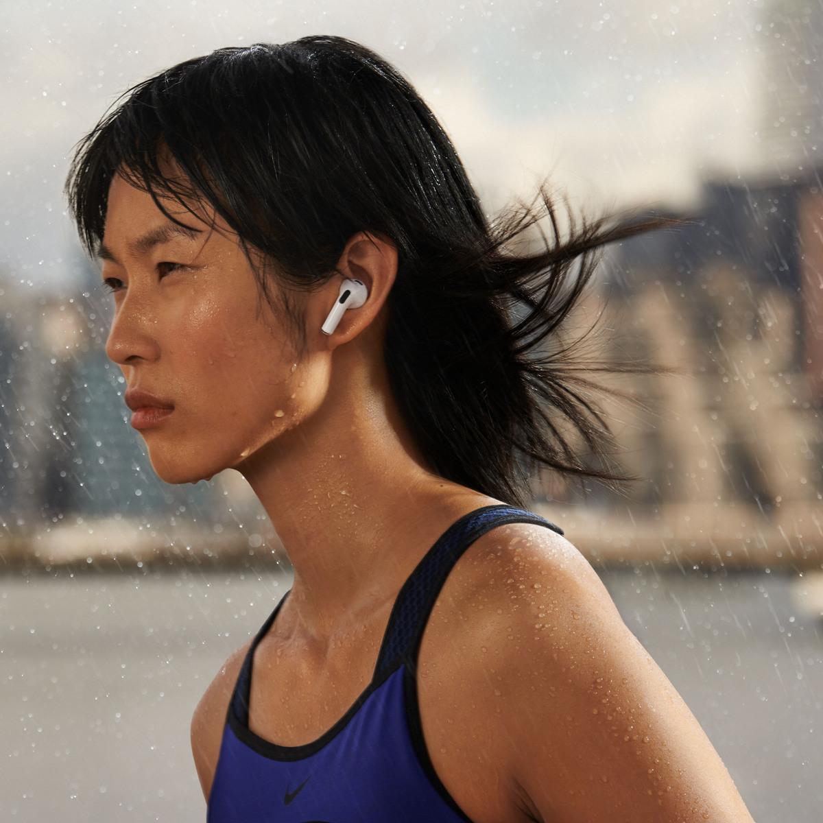 Apple AirPods (3-ios kartos) su MagSafe įkrovimo dėklu
