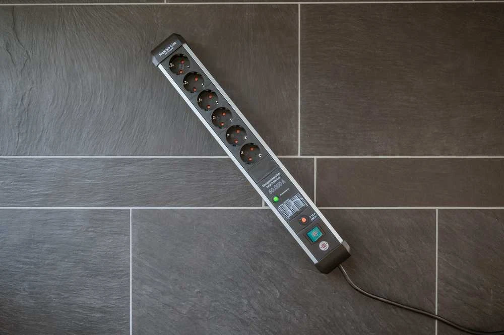 6 gyslų kištukinis blokas Brennenstuhl 1391010600 su apsauga nuo viršįtampių (3 m kabelis, 60,000 A, su jungikliu)