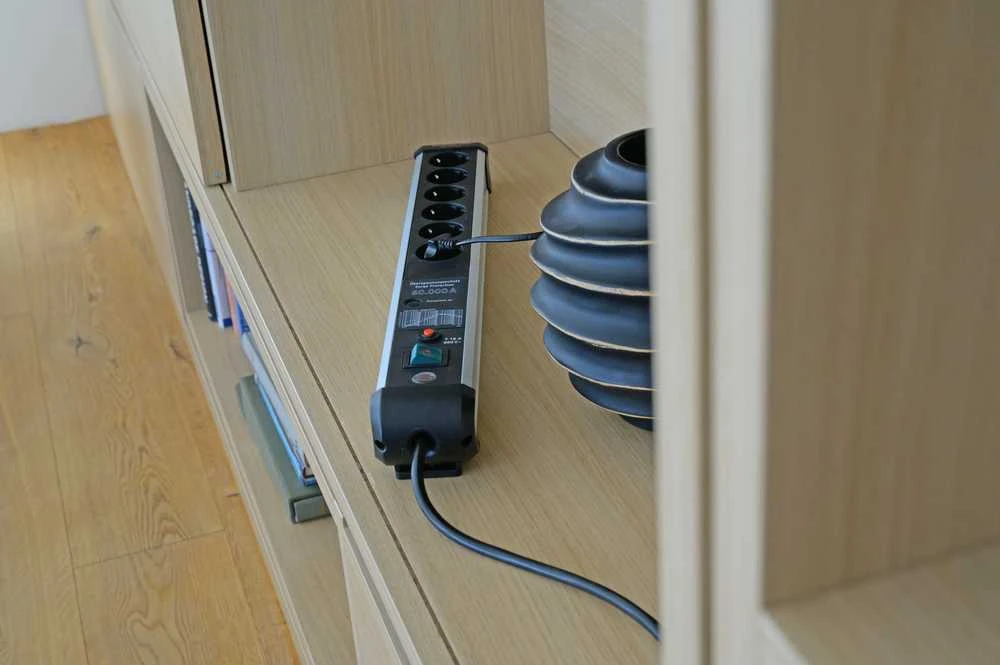 6 gyslų kištukinis blokas Brennenstuhl 1391010600 su apsauga nuo viršįtampių (3 m kabelis, 60,000 A, su jungikliu)