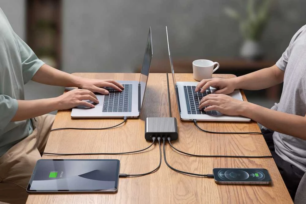 Targus Hiper | HyperJuice 245W 4 USB-C PD prievado GaN įkroviklis, ES / JK laidas