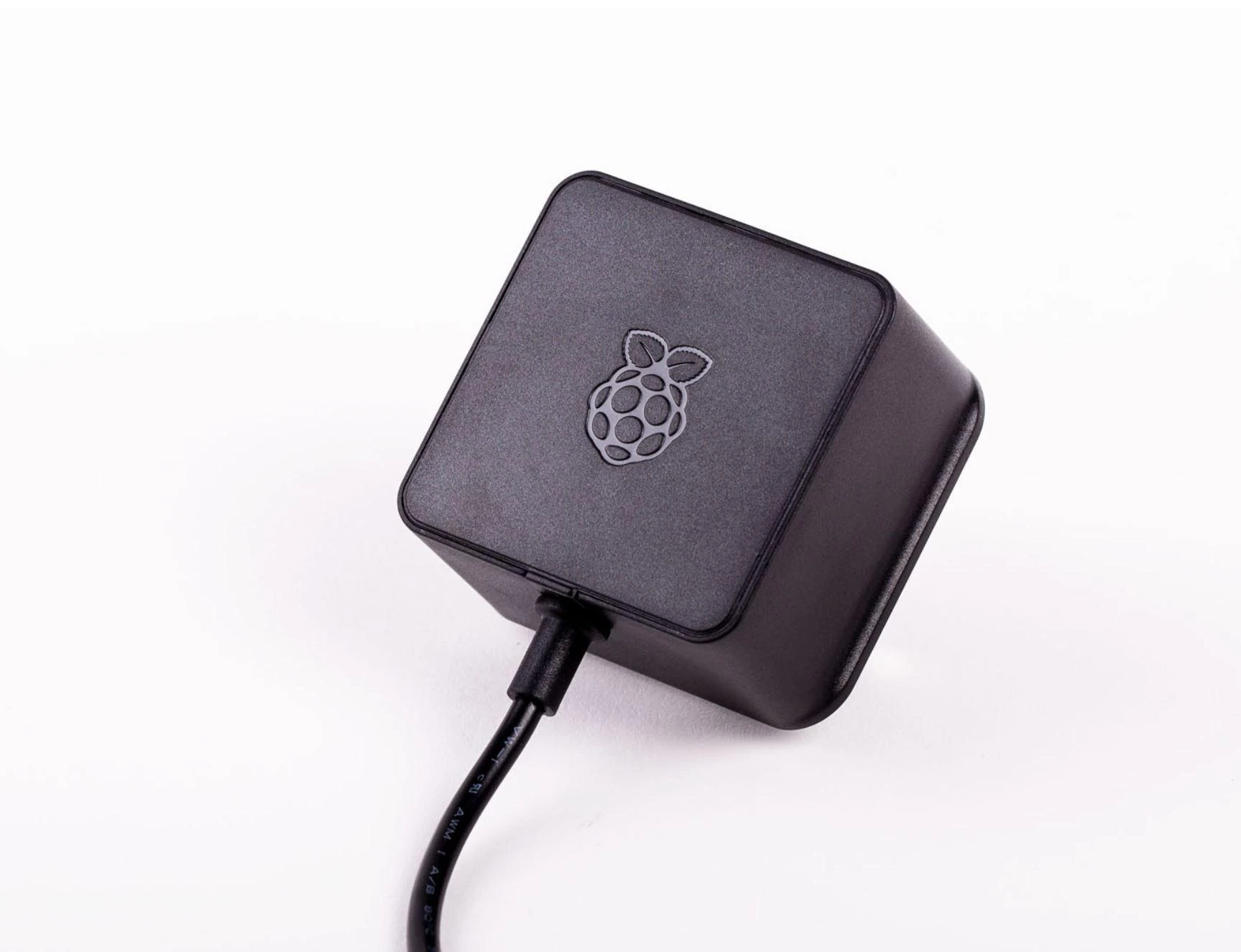 Raspberry Pi juodas maitinimo blokas su logotipu
