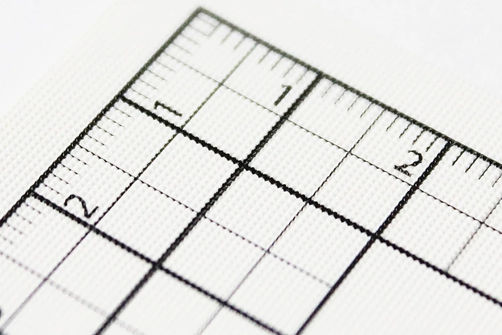 2 x A4 formato 'freehand Designer' lapai, 1 x tinklelio lapas ir 1 x transportyro šablono ašmenys idealiai tiesioms linijoms. Tinklelio ašmenys leidžia kurti trimačius brėžinius. Transportyro ašmenis taip pat galima naudoti ant