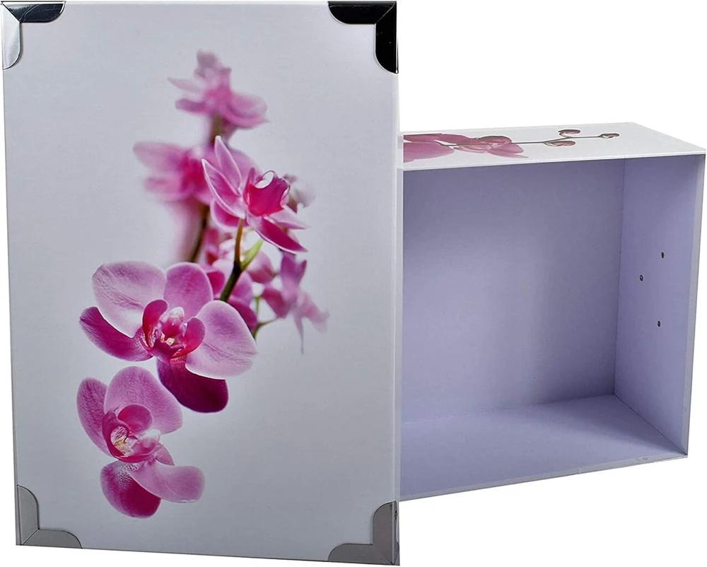 2j 3 originalių orchidėjomis margintų kartoninių dėžių su metaliniais kampais ir rankenomis rinkinys. Labai gražios, didelės, dekoruotos, modernaus dizaino dėžių dydžiai: 38x26.5x14, 40x28.5x15, 42x