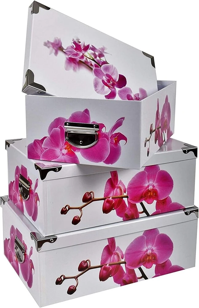 2j 3 originalių orchidėjomis margintų kartoninių dėžių su metaliniais kampais ir rankenomis rinkinys. Labai gražios, didelės, dekoruotos, modernaus dizaino dėžių dydžiai: 38x26.5x14, 40x28.5x15, 42x