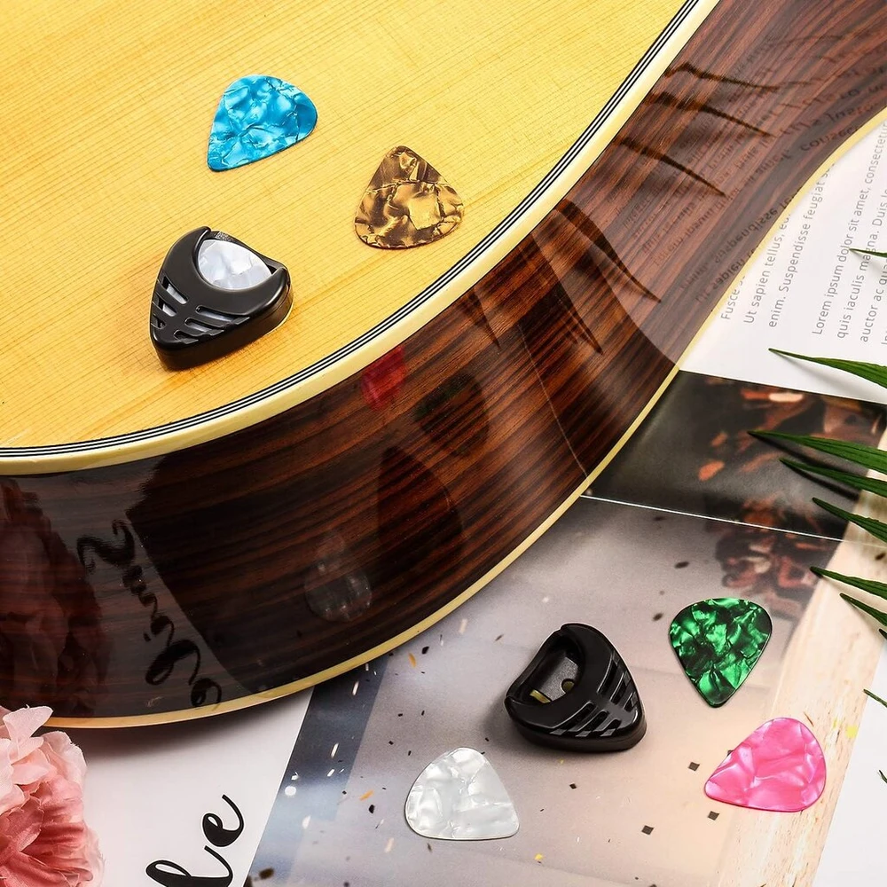 6 vienetų plektrų laikiklių rinkinys, priklijuojamas plektrų laikiklis, juodas plastikas, lengvai uždedamas ant gitaros su lipnia nugara ir spyruokle, gitaros priedai, praktiškas plektrų išdėstymas bosinei gitarai, ukulele