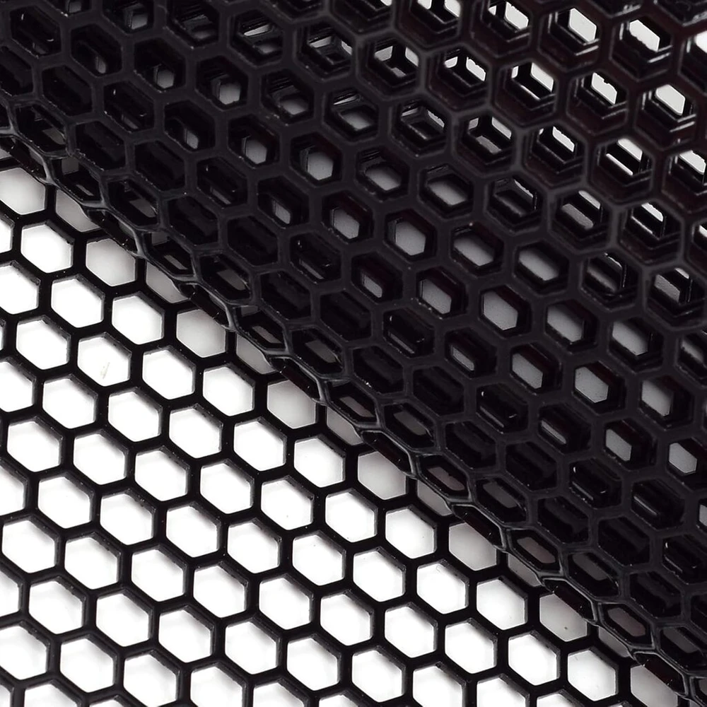 Aggauto universalios 120 x 40 cm juodos lenktyninės grotelės, aliuminio lydinio išplėtimo grotelės, lenktyninės grotelės, buferis, korio skylė 6 x 1 mm