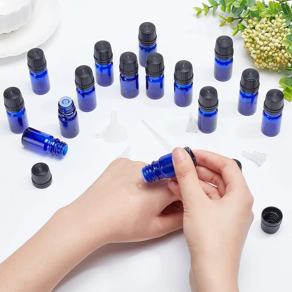 Benecreat 24 stiklinių buteliukų eteriniams aliejams, 5 ml mėlynas buteliukas eteriniams aliejams su 10 lašintuvų ir 4 piltuvėliais, eterinių aliejų balzamo aliejaus buteliukas aromaterapiniams kvapams