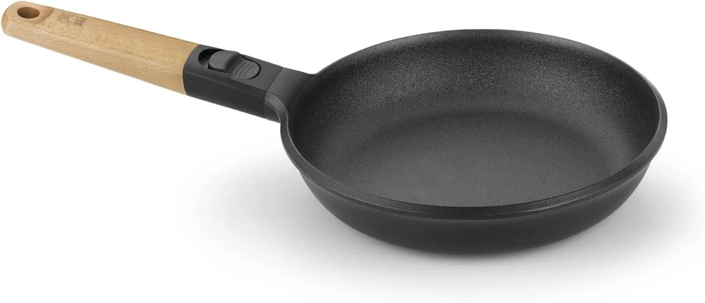Bra Market | 28 cm keptuvė iš lieto aliuminio su nuimama natūralaus medžio rankena, triguba nelipni danga, be Pfoa, tinka visų tipų viryklėms, įskaitant indukcines