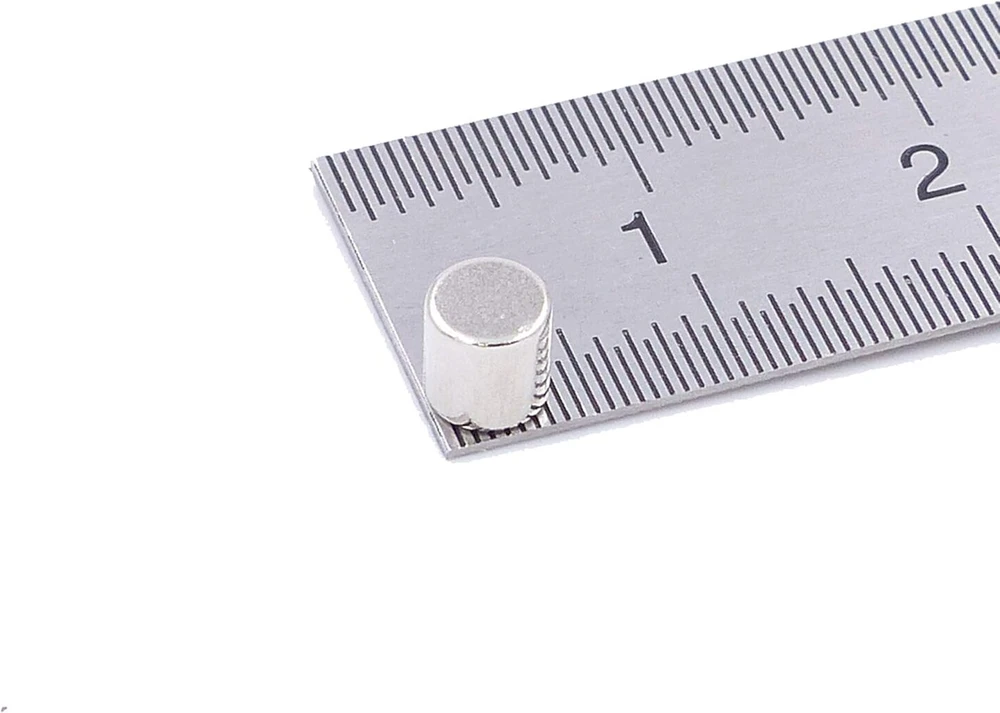 Brudazon 50 mini diskiniai magnetai 4 x 4 mm N52 stipriausio lygio neodimio magnetai itin stiprūs magnetai modelių gamybai, nuotraukoms, lentoms, skelbimų lentoms, šaldytuvams, rankdarbiams, itin stiprūs magnetiniai diskai