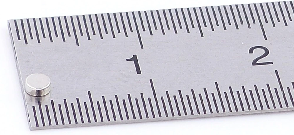 Brudazon 70 mini diskiniai magnetai 2 x 1 mm N52 stipriausio lygio neodimio magnetai itin stiprūs magnetai modelių gamybai, nuotraukoms, lentoms, skelbimų lentoms, šaldytuvams, rankdarbiams, itin stiprūs magnetiniai diskai