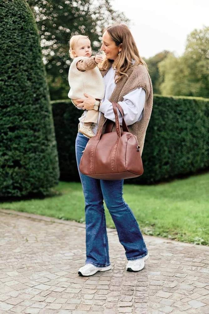 Childhome, kūdikio vystymo krepšys, mommy bag, kūdikio vystymo kilimėlis, daug skyrių, vežimėlio tvirtinimo detalės, peties dirželis, veganiška oda, 22l, mommy club signature, tamsiai ruda, tamsiai ruda