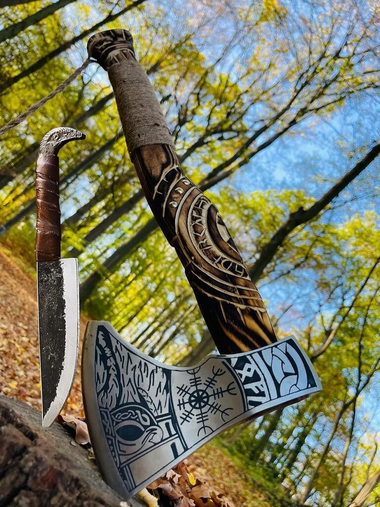 Crafttal - Vikingų kirvis 52 Cn. su Raban galvos peiliu 2-in-1 rinkinys, rankomis graviruota ąžuolo medžio rankena, 1095 anglinio plieno ašmenys, Larp kirvukas su odine apsauga, dovana vyrams
