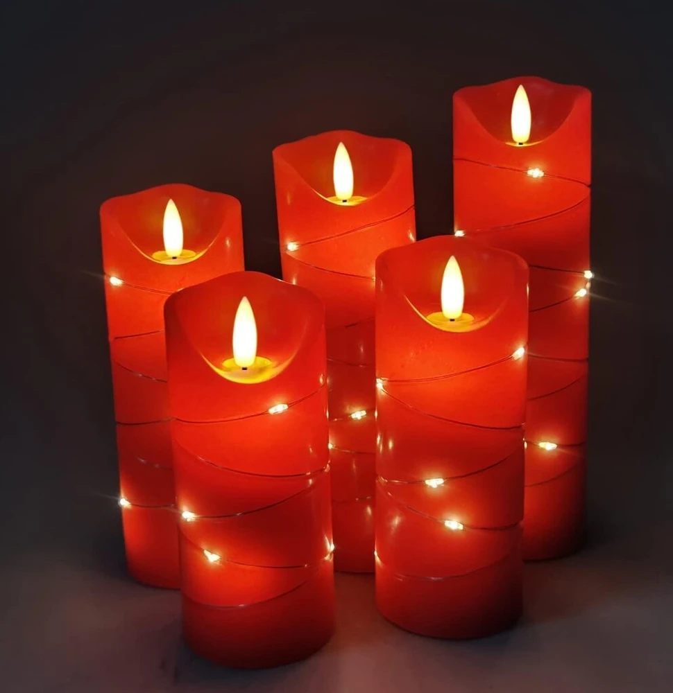 Danip raudona led žvakė su integruotomis girliandomis, 5 led žvakė su 10 mygtukų nuotolinio valdymo pulteliu, 24 valandų laikmačio funkcija, šokanti liepsna, tikras vaškas, maitinama baterijomis.