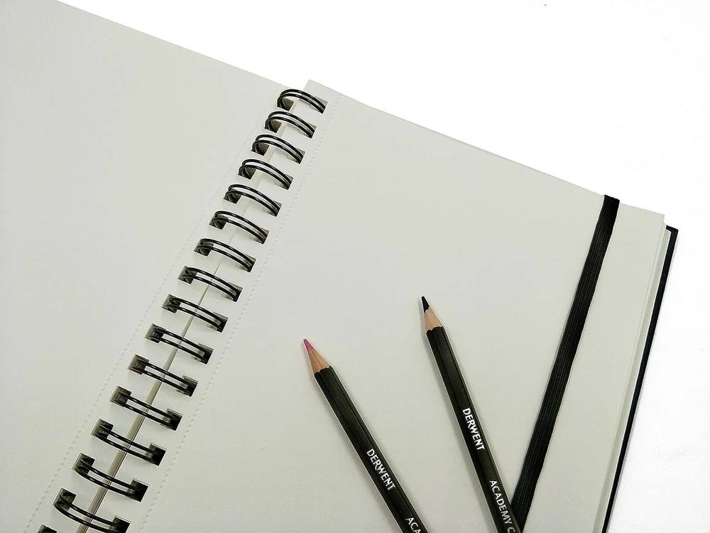 Derwent Sketch and Store A3 kraštovaizdžio kietu viršeliu eskizų knyga su kišene ir elastine juostele, su spirale, 56 lapai 165 gsm rūgšties neturinčio popieriaus