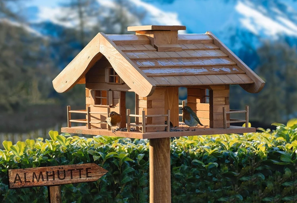 Dobar® 98370e dizaino lesyklėlė 'almhütte' - xl dydžio namelis paukščiams, trobelės dizainas - paukščių vila iš tvirtos medienos - lesyklėlė su stovu - didelė lesyklėlė - 66 x 66 x 136,5 cm - ruda