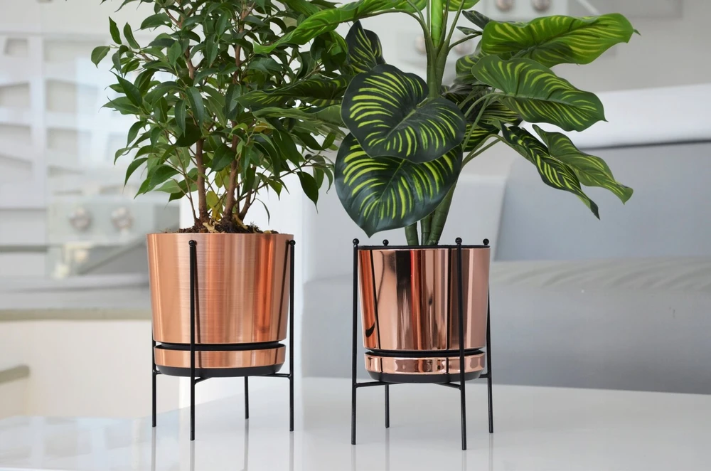 Doniczka 14cm su stovu metaliniu, Loft stiliaus