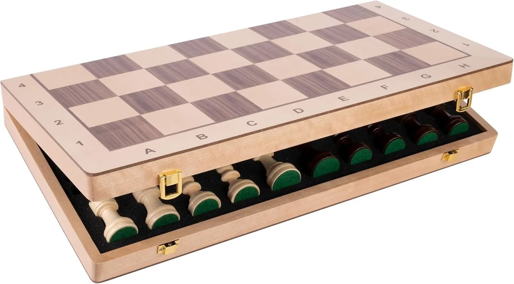 Engelhart didelis beržo medienos šachmatų žaidimas – riešutmedžio ir klevo lukštas – sulankstomas – matmenys: 45 x 45 x 5,5 cm – karalius: 90 mm – dėžutė: 50 mm
