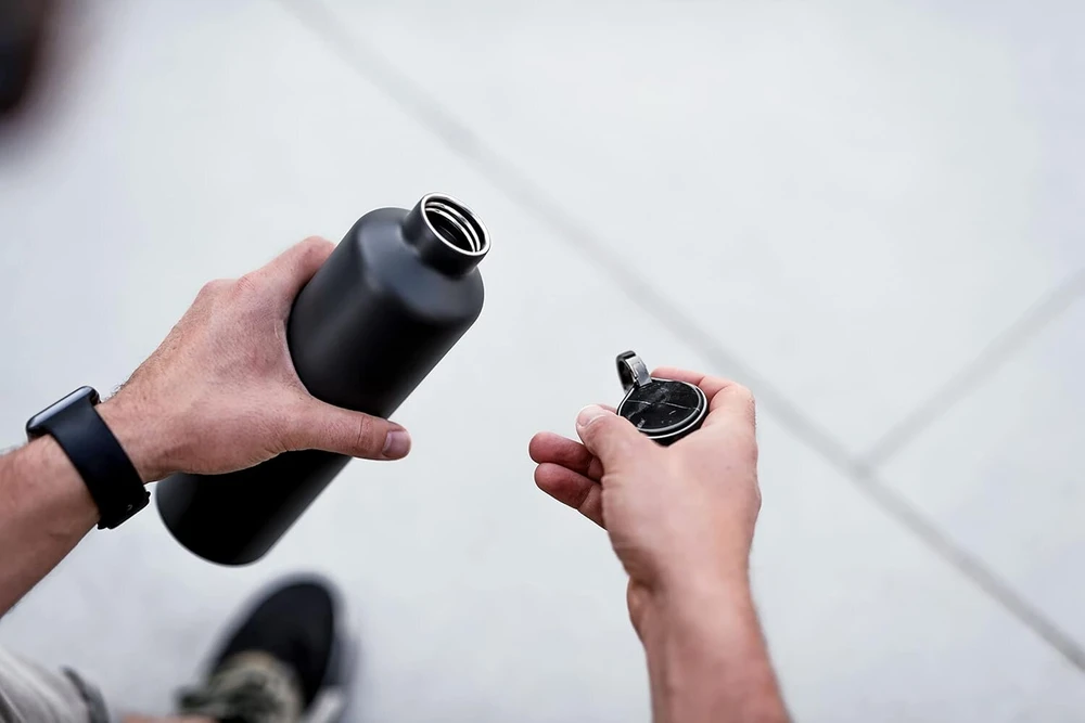 Equa išmanusis vandens butelis - 680 ml - bluetooth ryšys su programėle ir šviesos signalų priminimai - dvigubų sienelių vakuuminiu būdu izoliuota nerūdijančio plieno kolba - metalinis dangtelis, pilkas, mt 16