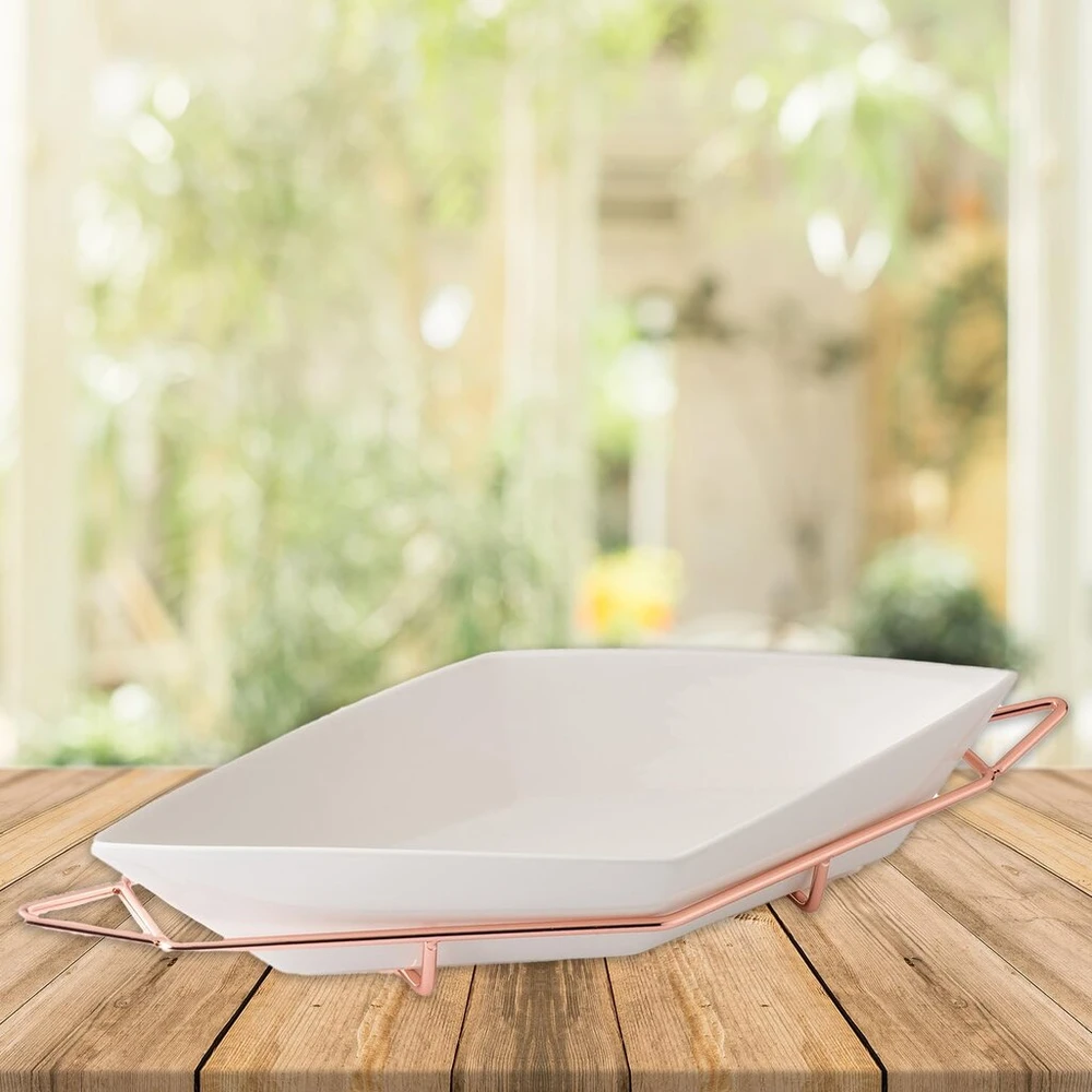 Evviva Company Srl porcelianinis priešpiečių dėžutė su plieniniu stovu, rožinio aukso spalvos, lėkštės matmenys: 40 x 18 cm, rombo formos. Praktiška ir elegantiška, idealiai tinka jūsų stalui.