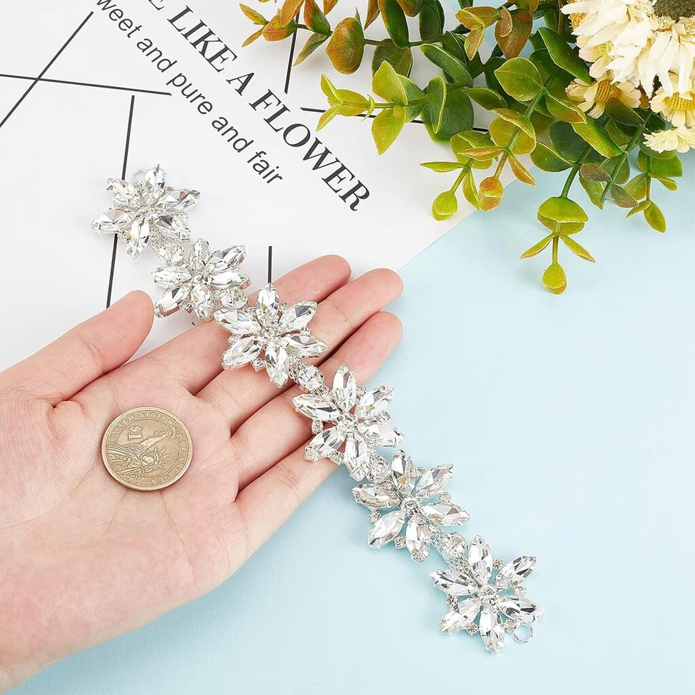 Fingerinspire Blizganti gėlės formos stiklo kalnų krištolo apykaklės apdaila (platina, 21,2 x 3,6 cm) krištolo grandinėlė su skylute, dekoratyvinė kalnų krištolo aplikacija gėlių grandinėlė „pasidaryk pats“ batams, diržui, krepšiui, skrybėlei, plaukų juos