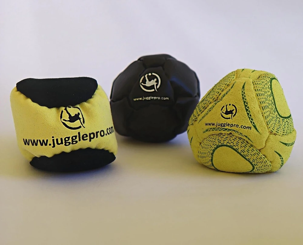 Footbag hacky sack rinkinys iš 3 – freestyle – rankomis siūtas su sustiprintomis siūlėmis ir amara ultra suede – žongliravimo kamuoliukai pradedantiesiems ir profesionalams – tinkamas naudoti patalpose ir lauke
